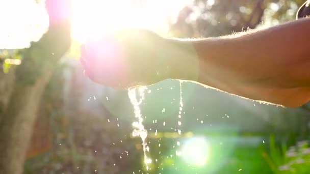 Las manos masculinas toman agua en un cubo. Primer plano . — Vídeos de Stock