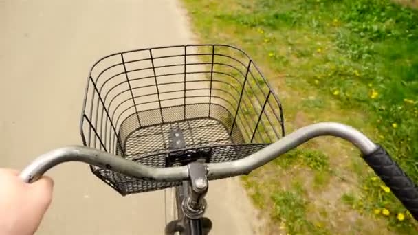 Un paseo en bicicleta. Filmación en cámara lenta. Zona rural. — Vídeos de Stock