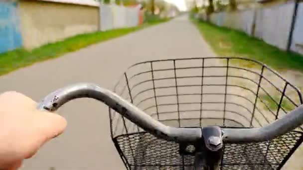 Cykla nedför gatan. Snabbare fotografering — Stockvideo