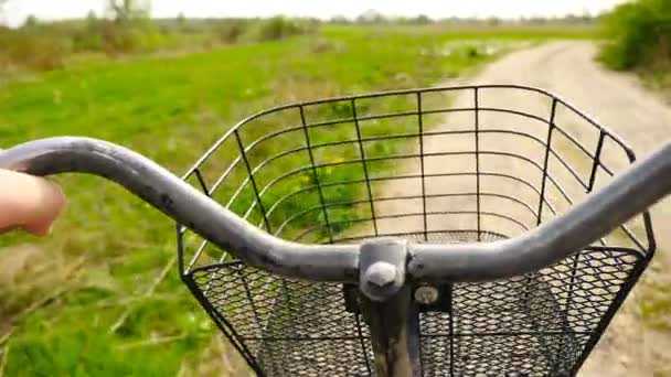 자전거에 타고입니다. 험준 한 지형 아름 다운 시골길 — 비디오