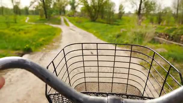 Subjectieve camera op een fiets. Mooie landweg. Slow motion — Stockvideo