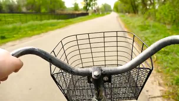 Fietsen op een asfaltweg. Subjectieve schieten van een fiets — Stockvideo