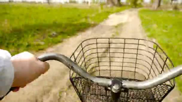 Ποδήλατο μέσα στην όμορφη ύπαιθρο. Αγροτικό δρόμο. Όμορφη φύση — Αρχείο Βίντεο