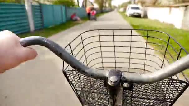 Radtour entlang der Straße im Dorf. Schnelleres Schießen — Stockvideo