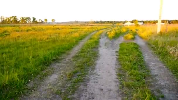 Vuelo sobre la carretera rural. Volando desde un cuadrohelicóptero — Vídeos de Stock