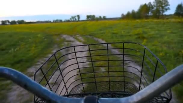 Montar en bicicleta a lo largo de la hermosa carretera rural. Buenas noches, puesta de sol — Vídeo de stock