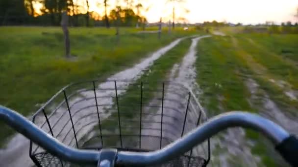 Een ritje op de fiets. Landweg. De zonsondergang. Prachtig uitzicht — Stockvideo