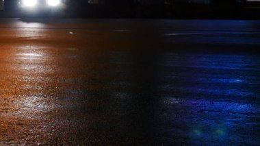 Işık ve renk asfalt üzerinde yansımasıdır. Kırmızı ve mavi