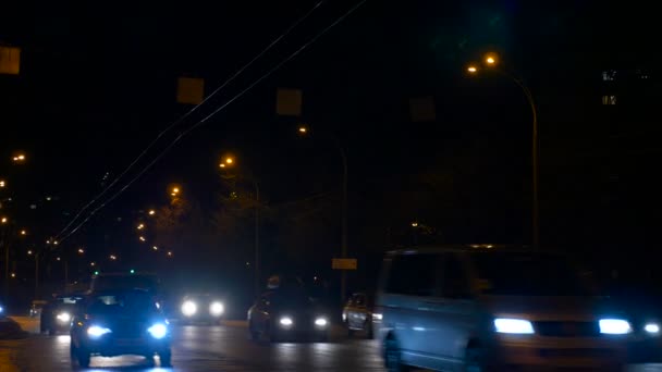 Bilar kör på en natt väg med lampor — Stockvideo