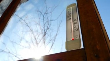 Termometre güneş arka planda. Güzel güneş ışınlarının. sıfır yukarıda sıcaklık