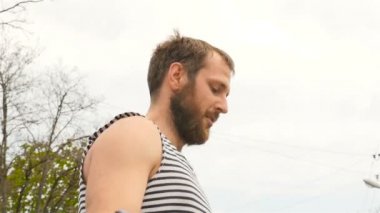 Genç bir adam ip atlıyor. Ağır çekim filme. Yakın çekim