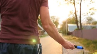 Adam ip atlıyor. Dayanıklılık eğitim. Ağır çekim