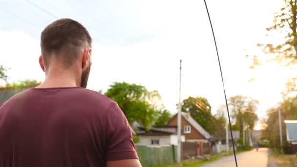 El tipo está saltando la cuerda al atardecer. Movimiento lento — Vídeo de stock