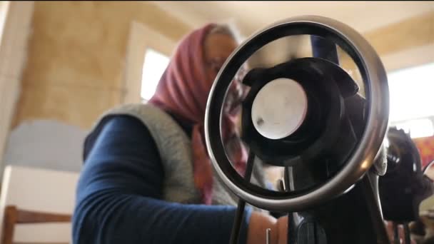 An elderly woman sews on an old sewing machine. Slow motion — Stock Video