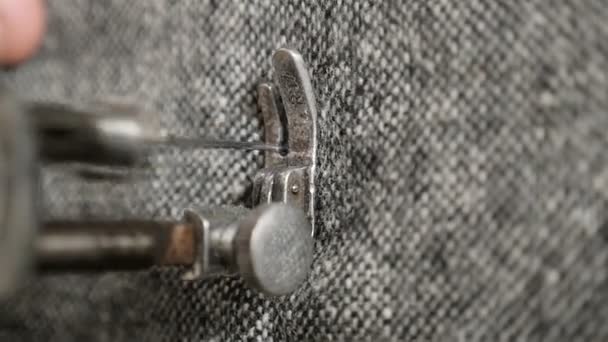 Naald en draad in een naaimachine. Naaien van kleding. Slow-motion. Close-up — Stockvideo