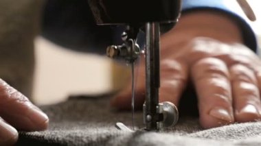 İğne ve iplik yakın çekim. Dikiş makinesi. Dikiş elbise. Ağır çekim