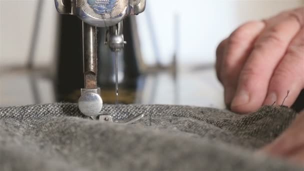 Naaimachine. Close-up van naalden en draad. Slow motion — Stockvideo