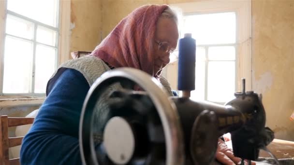 一个女人在一台旧缝纫机上缝制。慢动作 — 图库视频影像