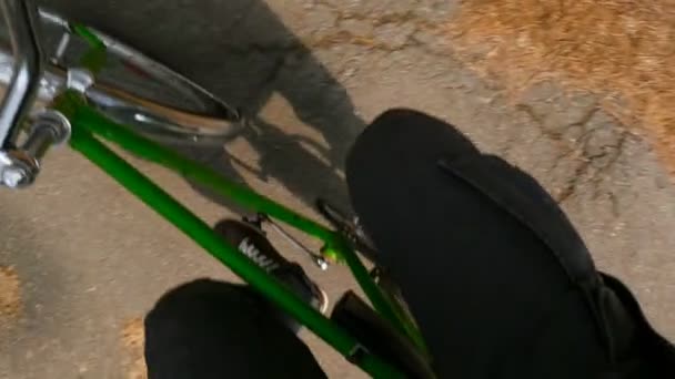 Een man leert fietsen op een fiets. Subjectieve camera. Langzame beweging — Stockvideo