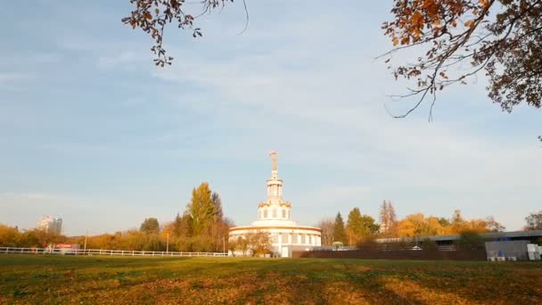 Edifício histórico branco no parque em VDNH. Céu azul e árvores amarelas ao redor. Período de outono. Câmera em movimento 10.15.2019 Ucrânia. Kiev VDNH — Vídeo de Stock