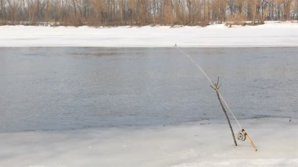 Oud spinnen staat aan de kust. Vissen. Wintervisserij — Stockvideo