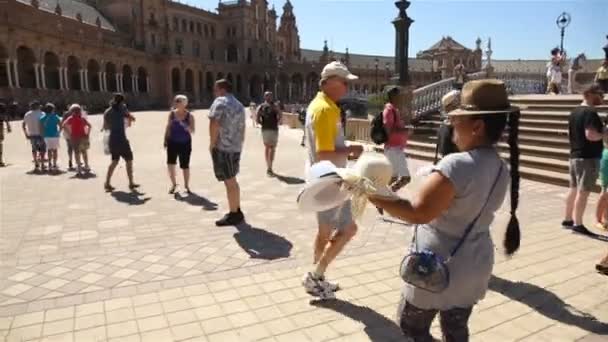 Séville, Espagne 02 février 2020 Une femme vend des chapeaux sur la Plaza d'Espagne. Beaucoup de touristes dans la rue. Météo ensoleillée — Video