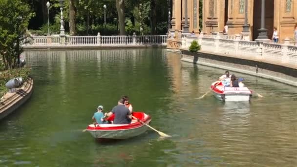 Sevilla, Španělsko 02. 2. 2020 Turisté v loďce plavou v rybníku. Centrum města — Stock video