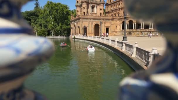 Sevilla, Španělsko 02. února 2020 Turistický rybník v centru města. Lidé se vznášejí na lodi. Španělské náměstí. Nejkrásnější město — Stock video