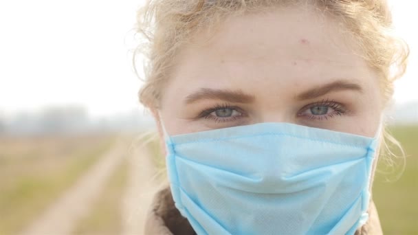 Egy lány közelsége orvosi maszkban. — Stock videók
