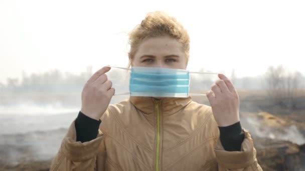 Экологическая катастрофа. Крупный план девушки в маске. Загрязнение окружающей среды Курение — стоковое видео
