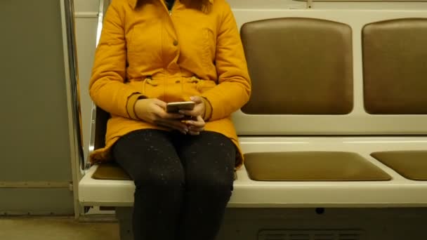Девушка сидит в вагоне метро — стоковое видео