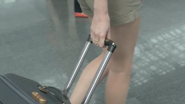 Une fille avec une valise marche à l'aéroport — Video