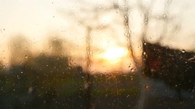 Eski bir bardağa bir damla su. Arka planda güneşin güzel parlaklığı