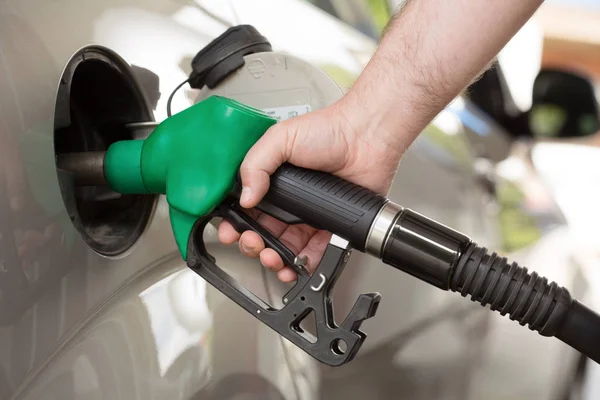 Yakıt ikmali için tanıtıcı yakıt bașlık. 