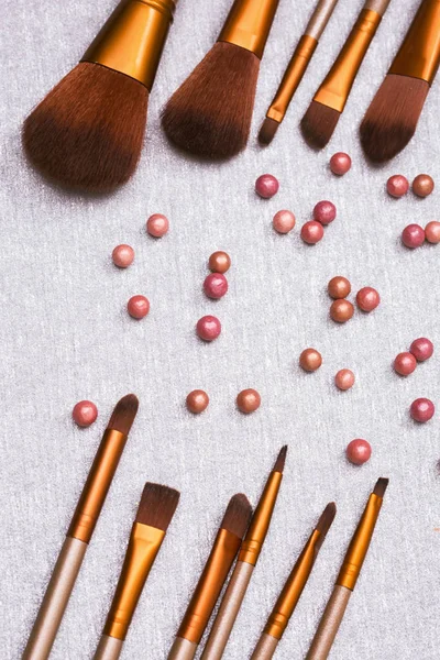 Make up pennelli e perle — Foto Stock