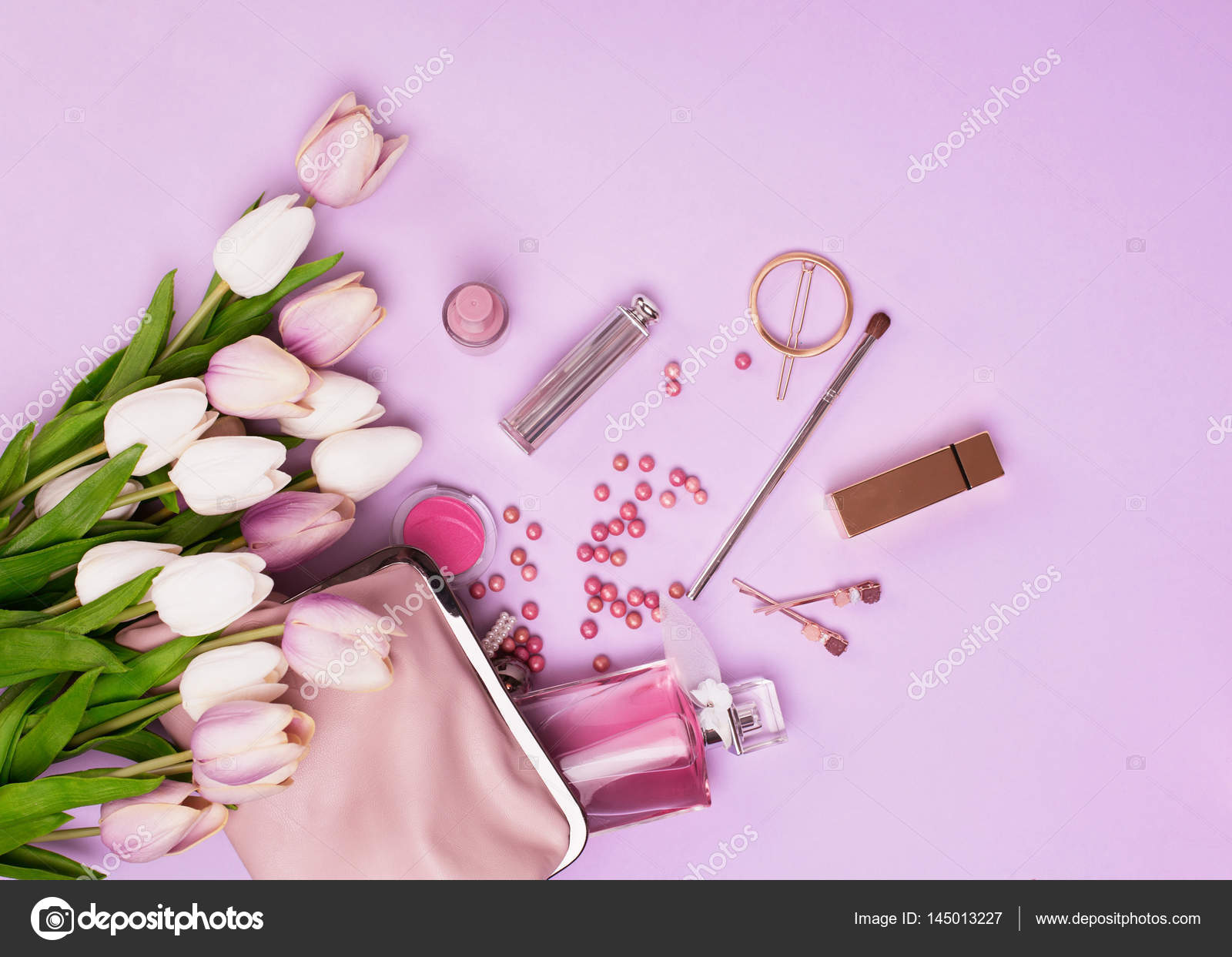 化妆产品化妆包和彩色背景上的花朵——图库图片© Anidimi #145013227, image size:1600x1243