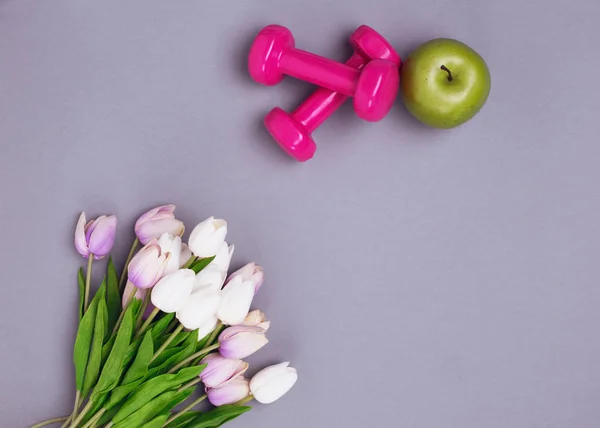 Bahar egzersiz gri arka plan üzerinde 