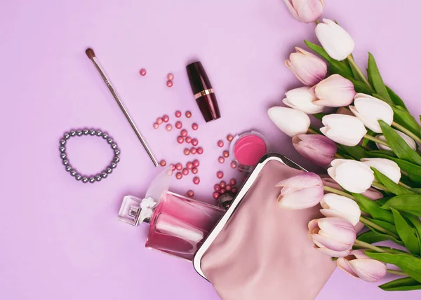 Pembe aksan ve pembe bir arka plan üzerinde çiçekler olan tablo oluşturur