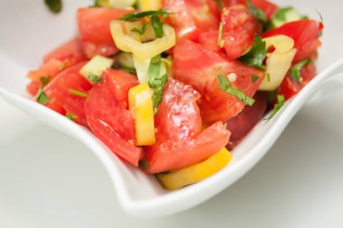 Beyaz arka plan üzerinde beyaz bir kase karışık sebze salatası