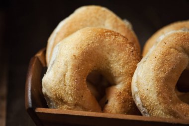 Sepet içinde çeşitli taze simit closeup