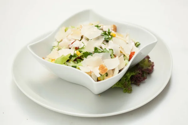 Змішаний овочевий салат у білій мисці на білому тлі — стокове фото