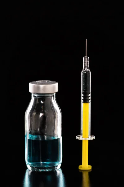 Injekční stříkačka a lékařské lahvičky, vzpřímeně stál — Stock fotografie