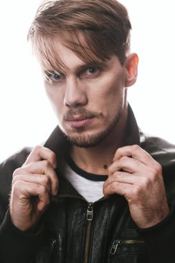 Stüdyoda poz veren erkek.