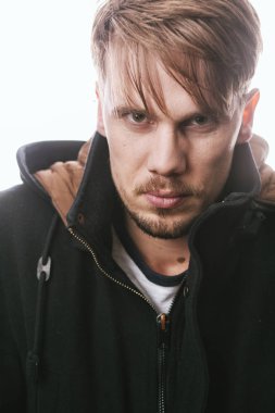 Stüdyoda poz veren erkek.