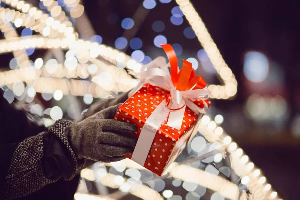 Mãos Segurando Presente Natal — Fotografia de Stock