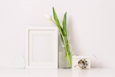 Kadar boş fotoğraf karesini çiçek ve kağıt film kamera ile alay