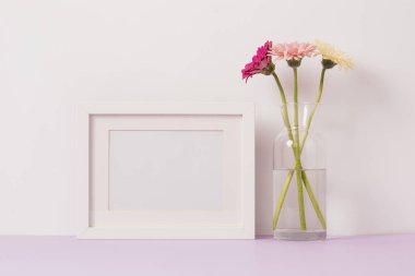 Boş çerçeve mockup tasarım sunum ve buket çiçek beyaz duvar arka plan için. Romantik mimari tasarım.