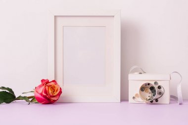 Kadar boş fotoğraf karesini çiçek ve kağıt film kamera ile alay
