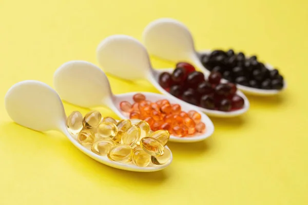 Kaşık üzerinde sağlıklı takviyeleri