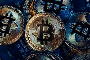 Elektronik Tahtadaki Sikke Bitcoin. Madencilik kripto para birimi. Teknoloji kavramı sanal para zincirini engelliyor.